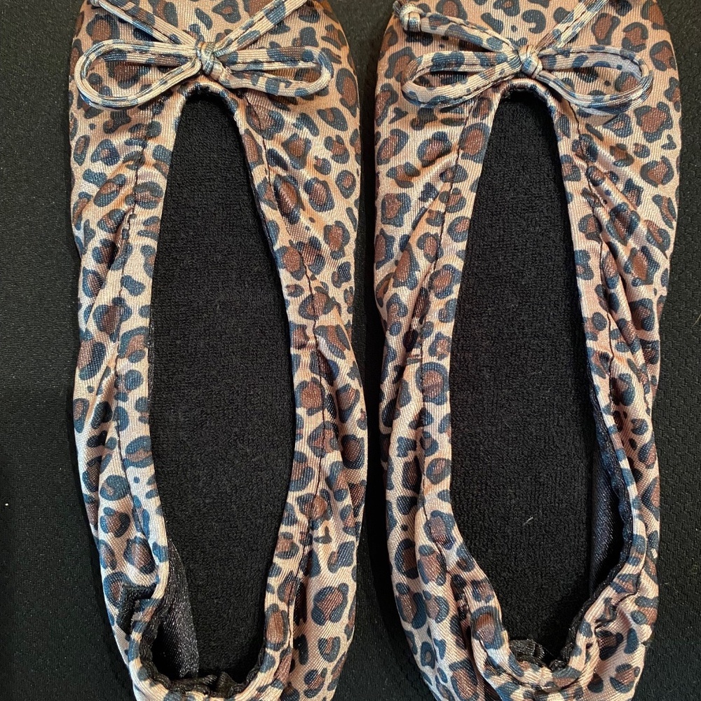 Isotoner Leopard Slippers Print Size Medium (6 1/2-7 1/2)